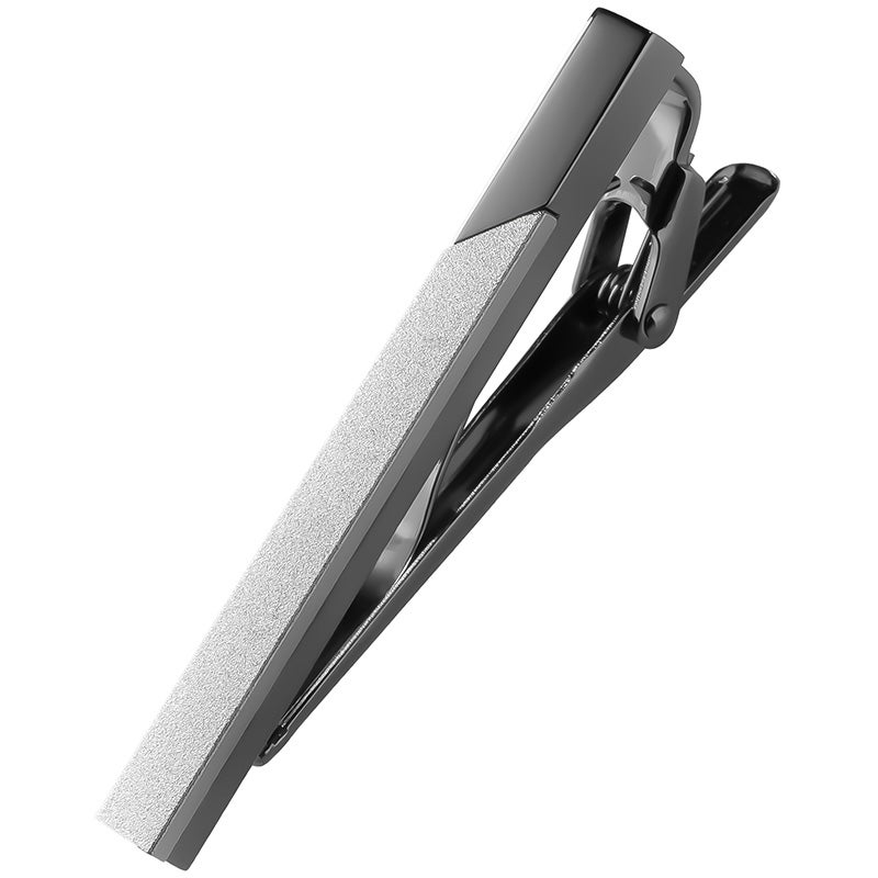 シルバーホーニングのネクタイピン単体写真。マットなシルバー面が広く、先端に鏡面磨きのアクセントを配した洗練された佇まい。