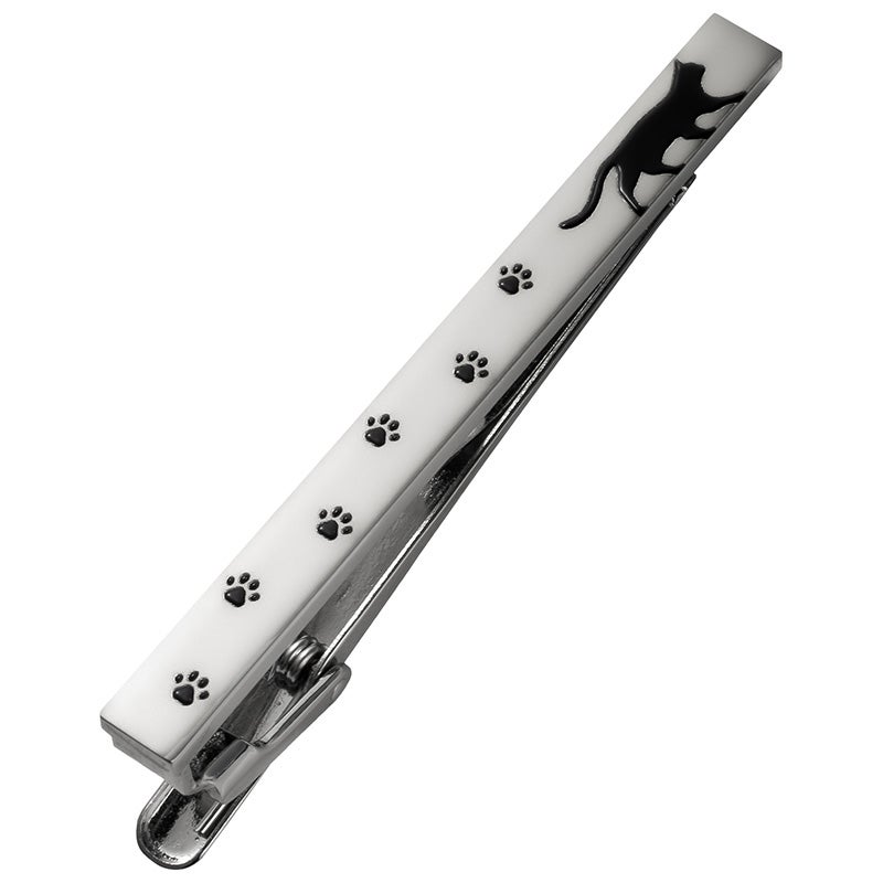 猫と足跡のデザイン。清潔感のある白いベースに、黒い猫のシルエットと、トコトコと続く小さな足跡がプリントされた、可愛らしくもスマートなネクタイピン。