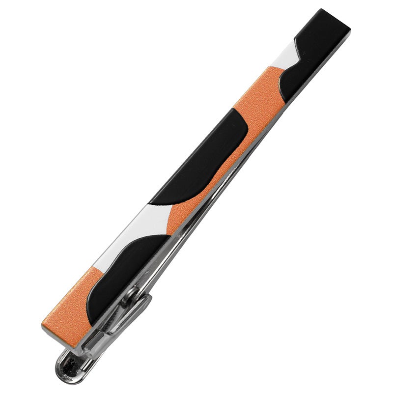 三毛猫をイメージしたネクタイピン。白、黒、オレンジの3色が大きな曲線で塗り分けられ、猫の背中を連想させるユニークで温かみのあるデザイン。