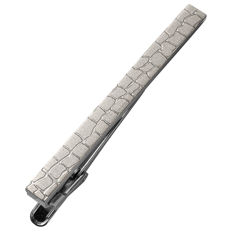 シルバーの土台に、グレーのクロコダイル（ワニ革）模様を精密にプリントしたネクタイピン。メタリックな光沢とマットな質感が組み合わさったクールなデザイン。