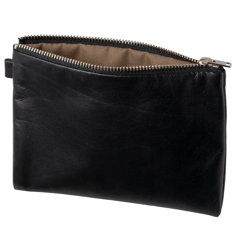 FOLMAレザーポーチMのファスナーを開いた正面。柔らかなナッパーレザーの表地とブラウンのリサイクルポリエステル裏地、シルバーYKKメタルファスナーの質感が確認できるプロダクト写真。