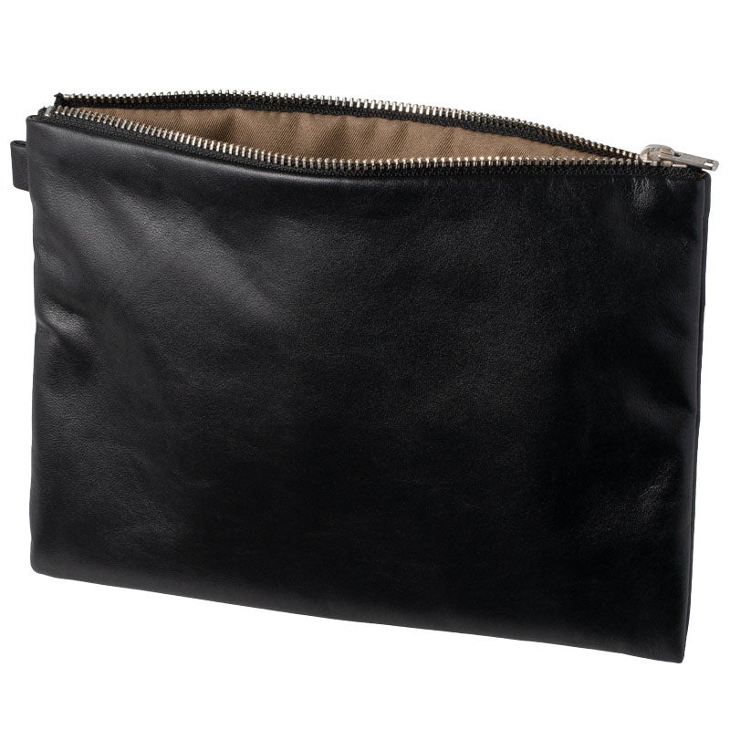 FOLMAレザーポーチLのファスナーを開いた斜め正面。しなやかなナッパーレザーの表地とブラウン裏地、シルバーYKKメタルファスナーの質感が際立つクリーンなプロダクトカット。