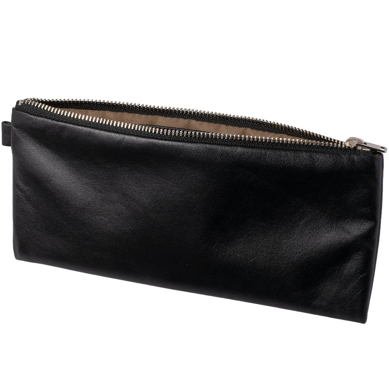 FOLMAレザーポーチPENのファスナーを開いた斜め正面。細長いスリムフォルムとしなやかなナッパーレザーの表地、ブラウン裏地とシルバーYKKメタルファスナーの仕上げが確認できるプロダクトカット。