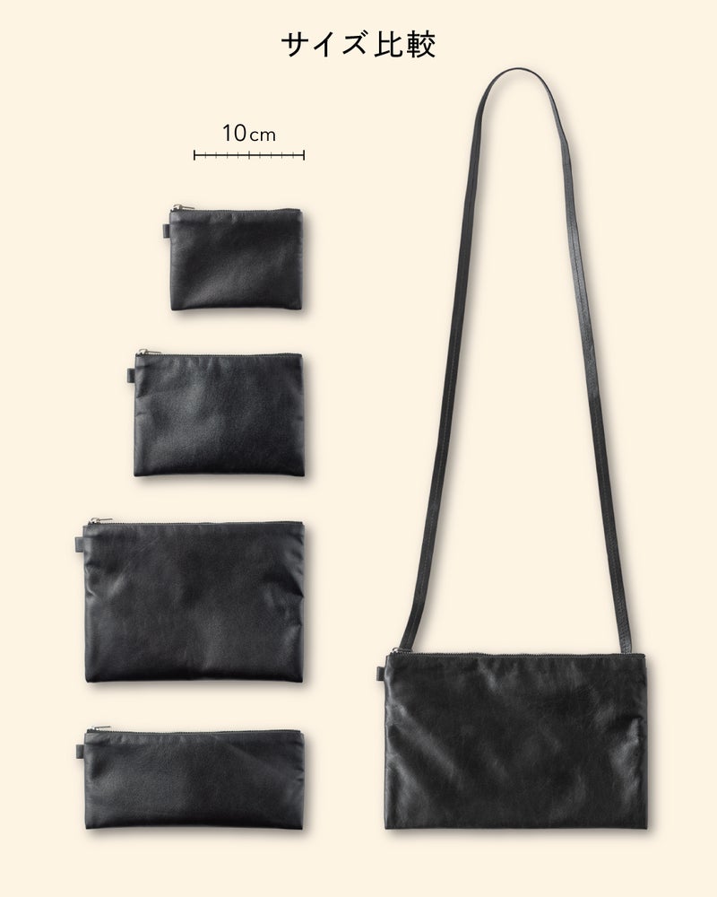 FOLMAナッパーレザーポーチのラインナップサイズ比較。Sサイズからサコッシュまで5サイズを10cmスケール付きで並べ、用途に合わせたサイズ選びをサポート。