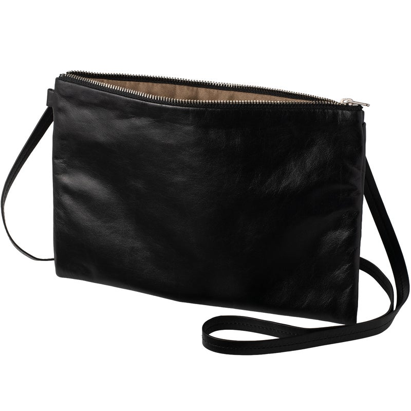 FOLMAレザーサコッシュのファスナーを開いた斜め正面。細いレザーショルダーストラップ、しなやかなブラックナッパーレザーの表地とブラウン裏地、シルバーYKKファスナーの全体像。