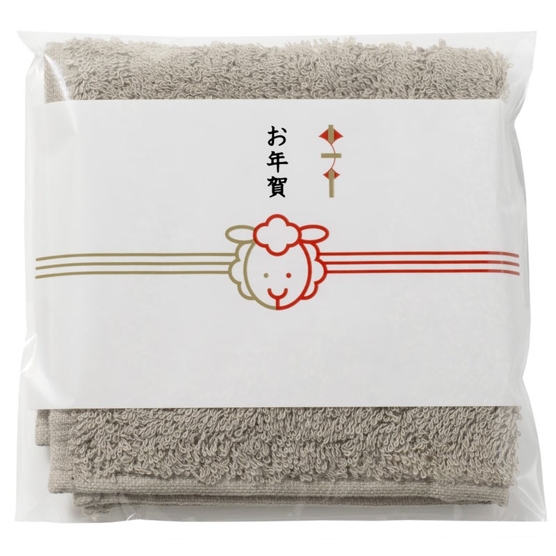 羊をあしらった水引デザインのお年賀パッケージに包まれた、上品なトープ色のちょうどいいタオルハンカチ単体カット