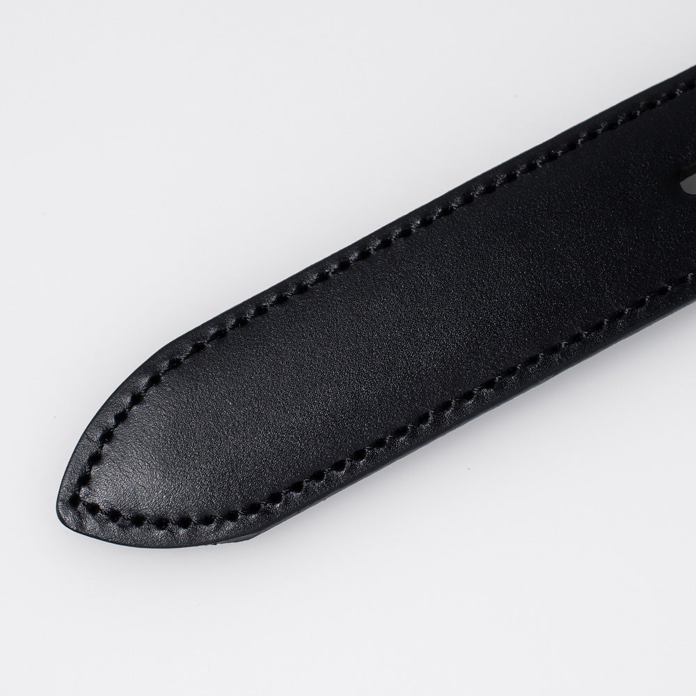 タバラット ベルト 日本製 本革のブラックカラー、剣先部分の丁寧なステッチ縫製を捉えたクローズアップ