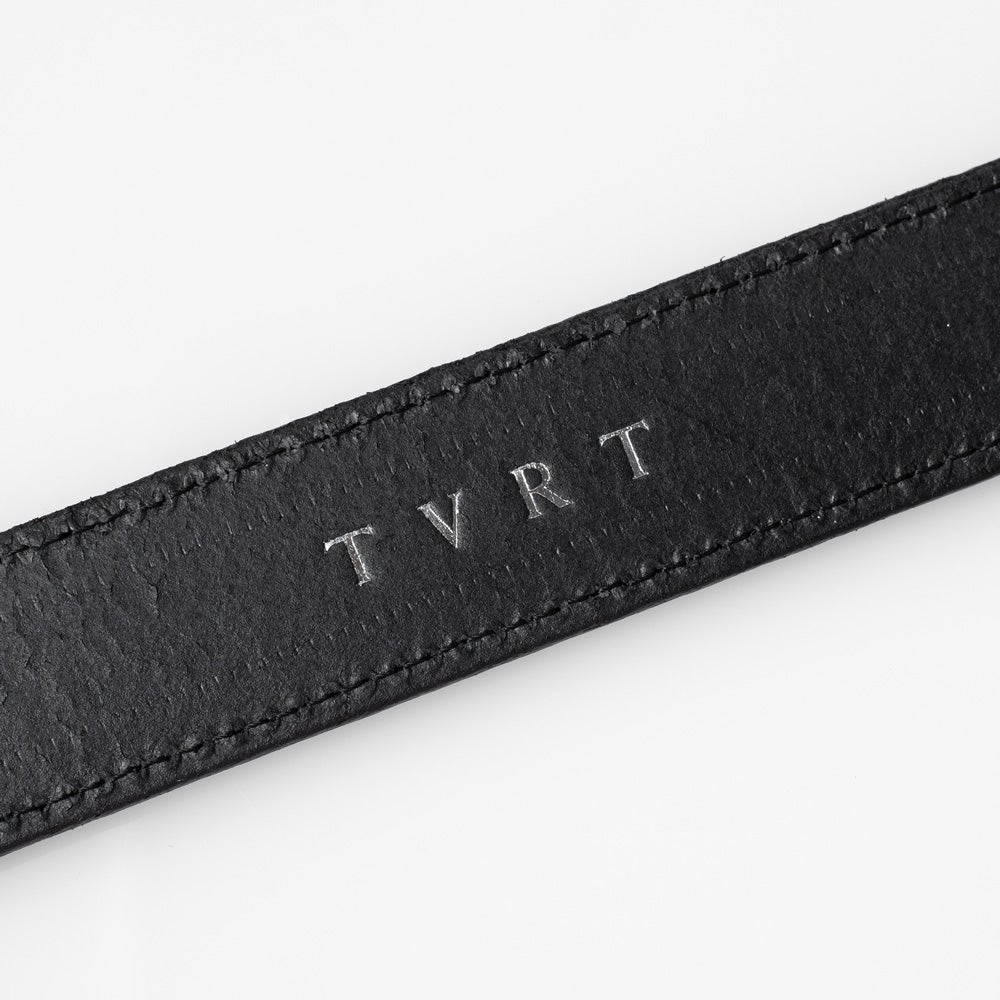 タバラット ベルト 日本製 本革のブラックカラー、裏面に刻印されたTVRTロゴのアップ