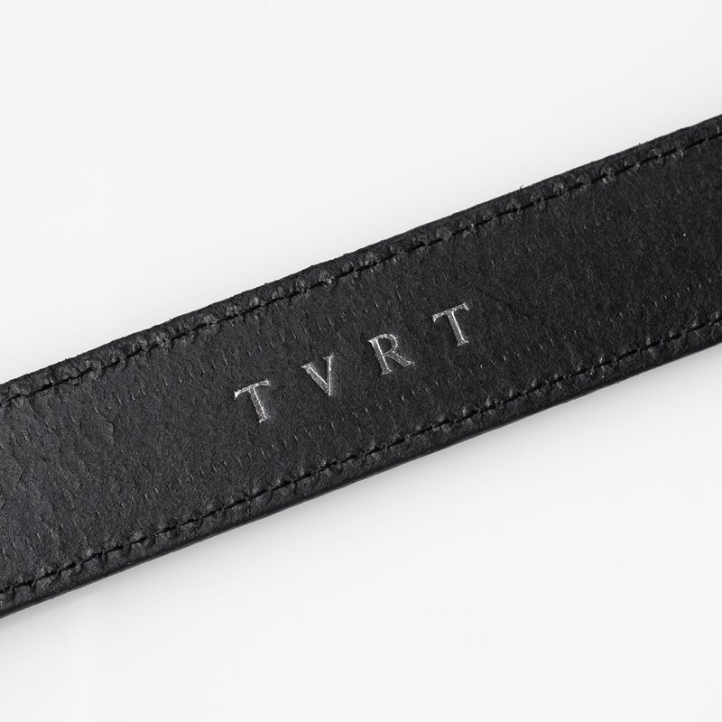 タバラット ベルト 日本製 本革のブラックカラー、裏面に刻印されたTVRTロゴのアップ