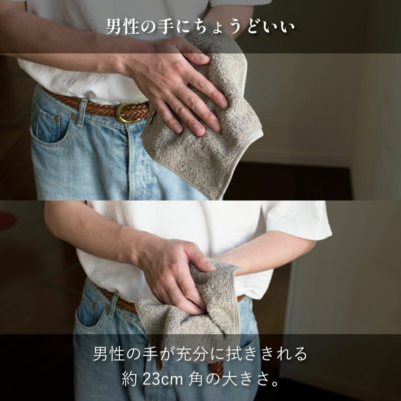 今治タオルハンカチ JUST FOR YOU ラッピング付きを男性の手で持ち、約23cm角のちょうどいいサイズ感を示す写真。