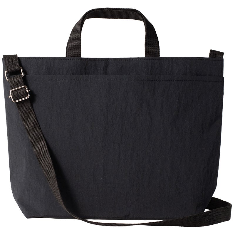 ブラックの2way Pocket TOTE単体を白背景で撮影した商品写真で、シンプルなデザインとストラップの長さ調節機能が確認できる。