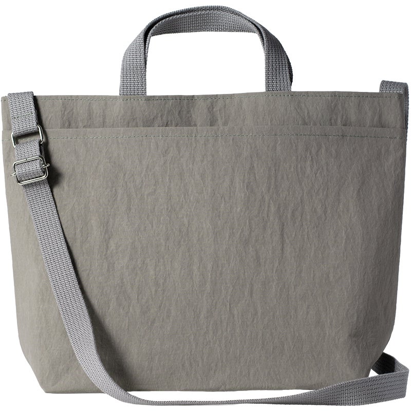 グレーの2way Pocket TOTE単体を白背景で撮影した商品写真で、ショルダーストラップ付きの2WAY仕様のシルエットがわかる一枚。