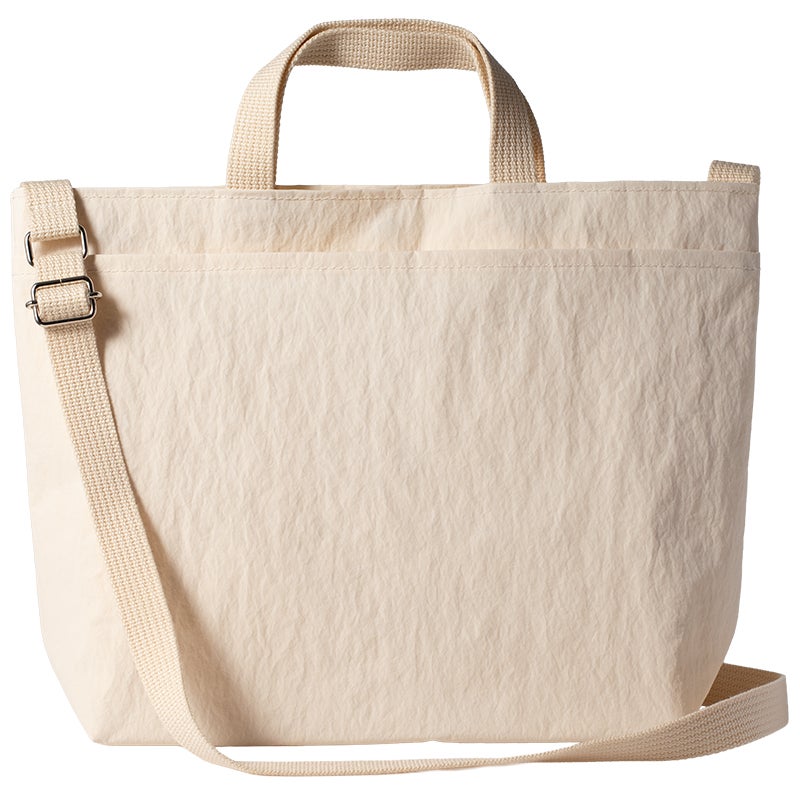 アイボリーの2way Pocket TOTE単体を白背景で撮影した商品写真で、ナチュラルな色合いとポケット付きデザインが確認できる。