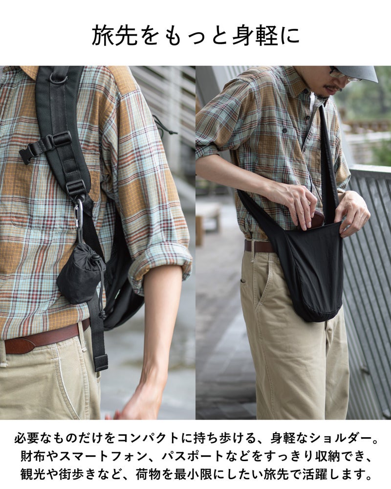 NOMAD SLING(Tav-051)をバックパックのストラップにカラビナで携帯し、財布やパスポートを取り出す旅行シーンの活用例。